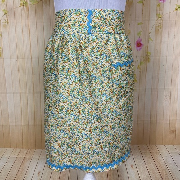 HAND MADE White Floral Apron with Zig Zag Ribbon Trim - Picture 1 of 4